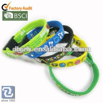 Armbänder im Gummiband, elastische Handgelenkbügel des Druckens