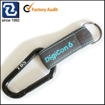 Karabinerhaken gurt mit silikon-logo, polyesterband mit karabinerhaken und gewebte satin-logo