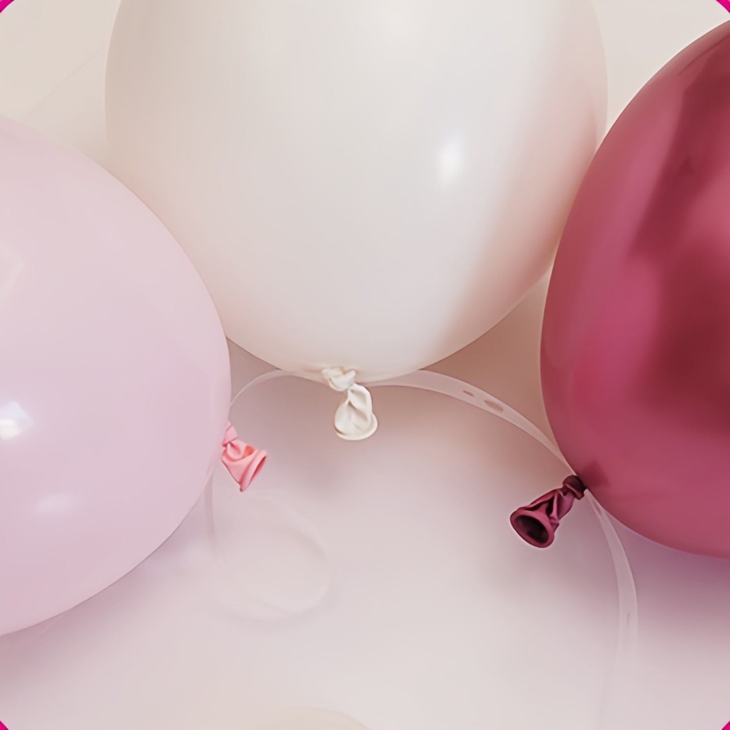 Connect balloons of different colors together again.