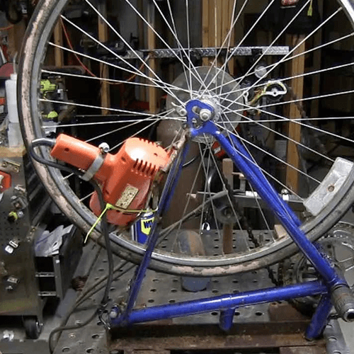 Torno de soldadura de bricolaje hecho con una bicicleta vieja... más una mejor