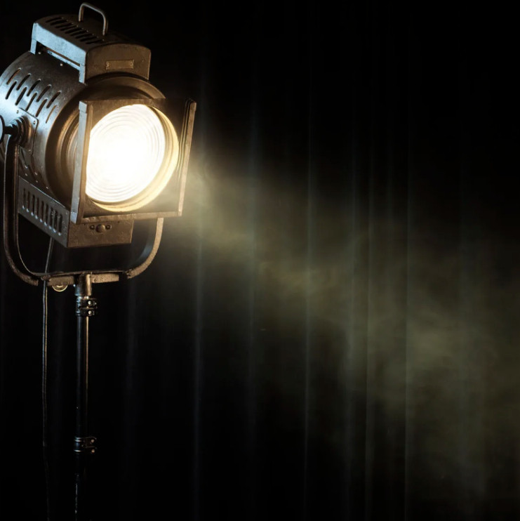 What Is the Difference Between a Spotlight and a Floodlight?