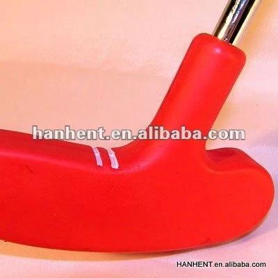 Crianças que jogam putters golfe
