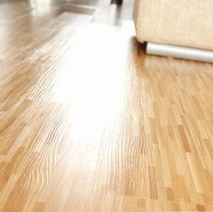 Textura de madeira silencioso sob o pé piso PVC prancha