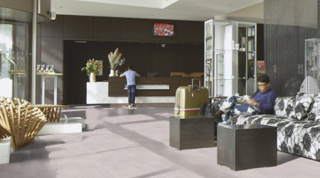 How to properly hang decorative paintings?