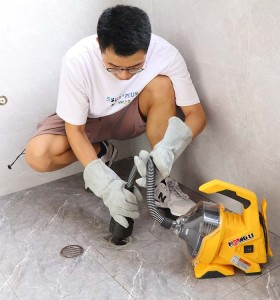 El limpiador de desagües AT50 limpia sin esfuerzo obstrucciones en bañeras, duchas o fregaderos de 3/4" a 1 1/2" de diámetro