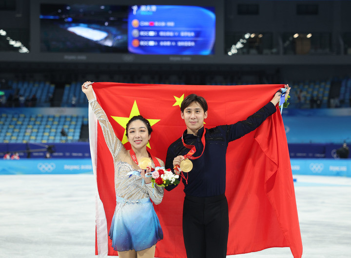 Beijing Winter Olympics | China's Sui/Han win gold in pairs figure skating