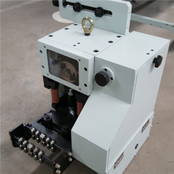 Machine d'alimentation à engrenage