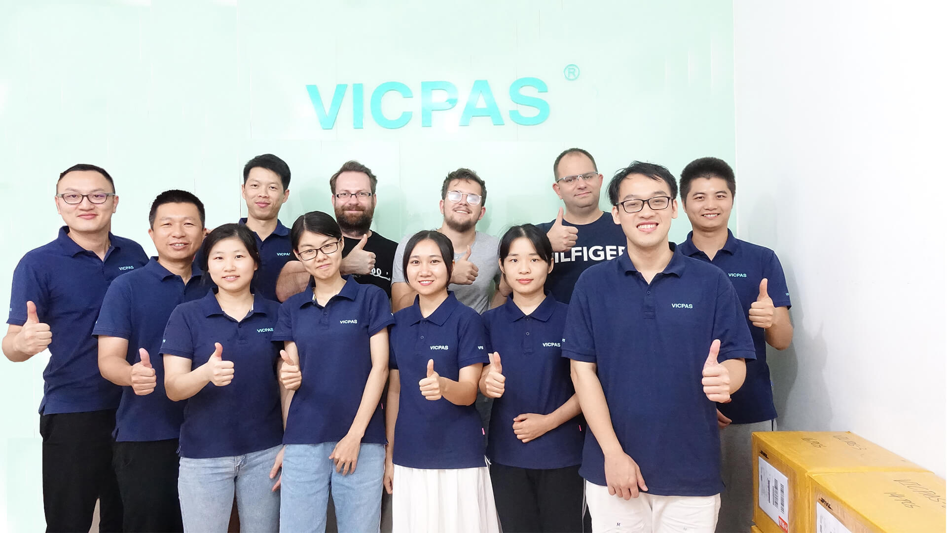 Customers from Euro Visit VICPAS to buy touchscreen during Canton Fair