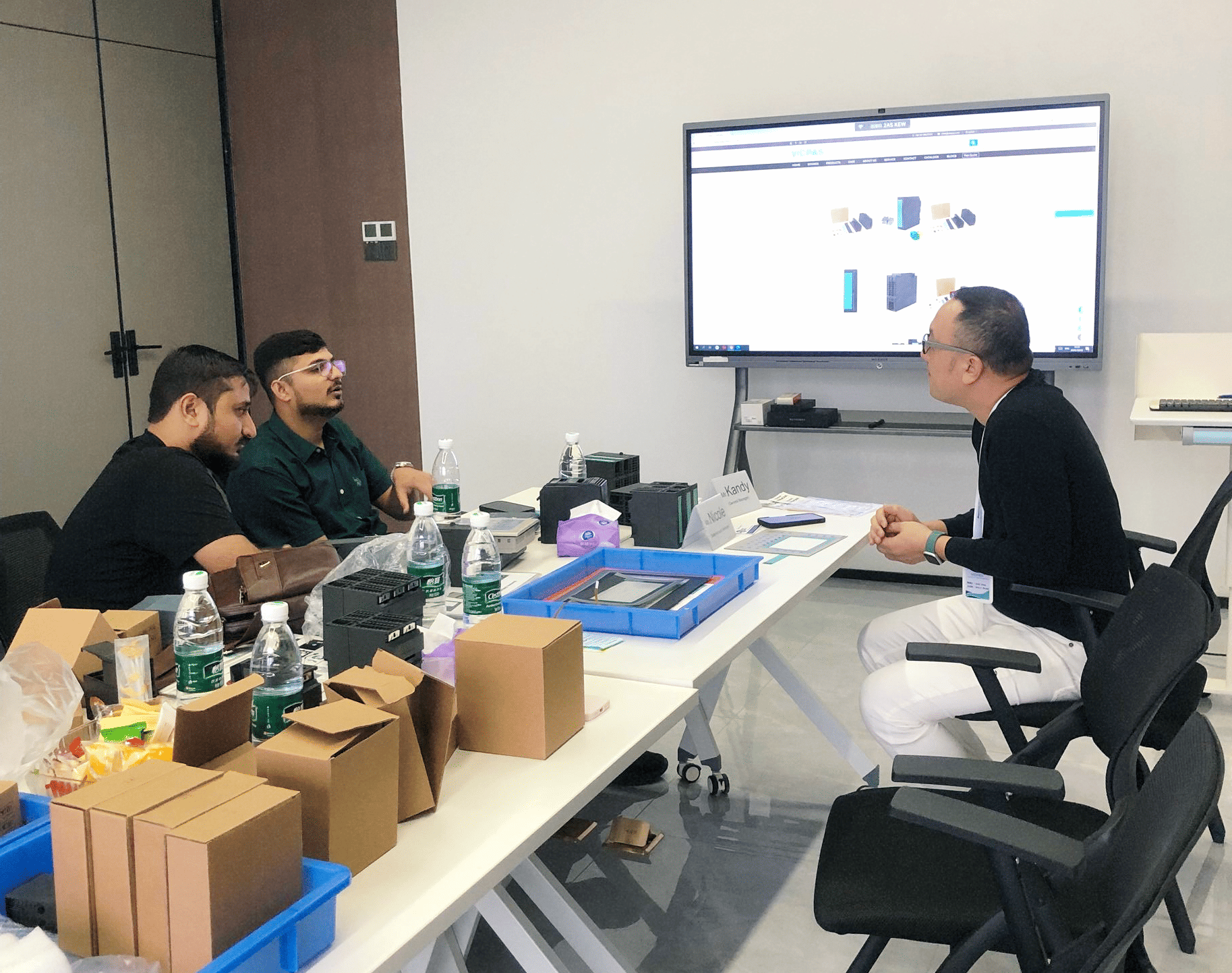 Indian Customers Visit VICPAS Headquarters for Plastic Housing Product Discussion