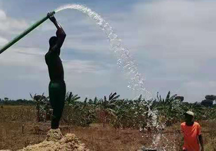 أفريقيا كينيا | نظام الضخ الغاطس بالطاقة الشمسية