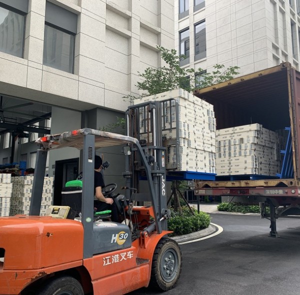 Fábrica de bombas solares de água DIFFUL: atendendo aos pedidos dos clientes com velocidade e precisão