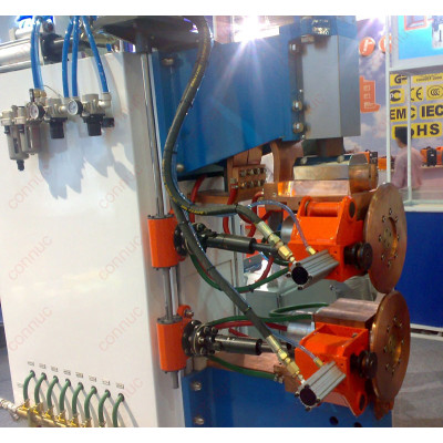 Horizontal air-hydraulic pressure seam welding machine for automboile and motorcycle fuel tank