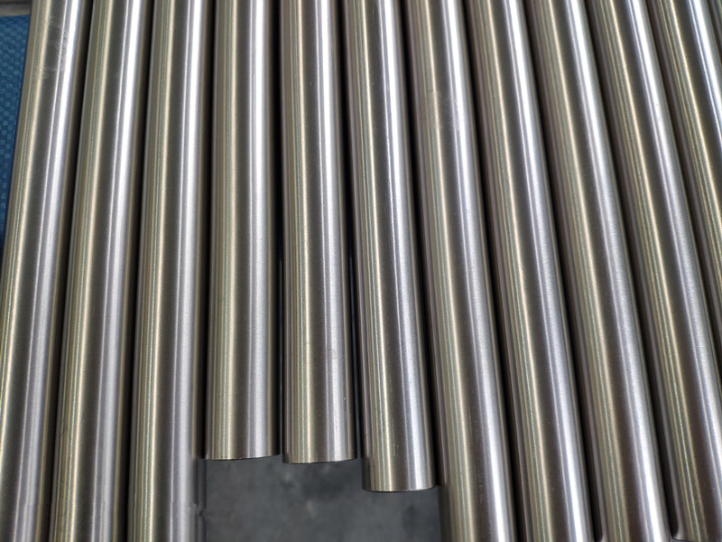 What are the characteristics of titanium seamless tube?
