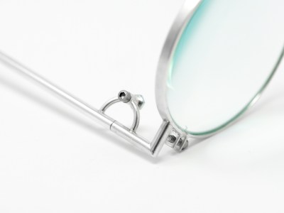What Are the Key Components and Types of Eyeglass Hinges?