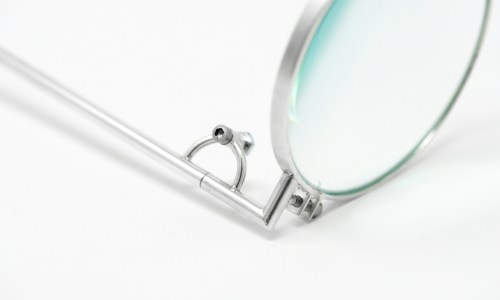 Quels sont les principaux composants et types de charnières pour lunettes ?
