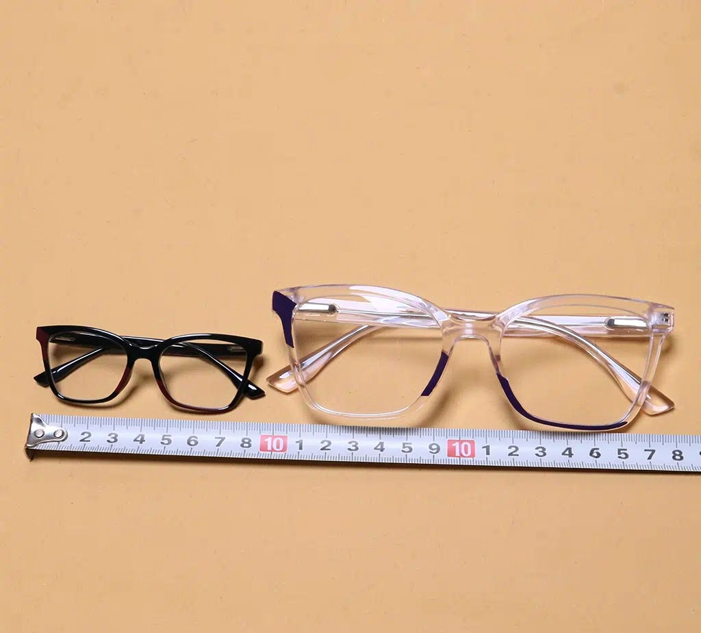 Frames in three sizes with a measuring tape
