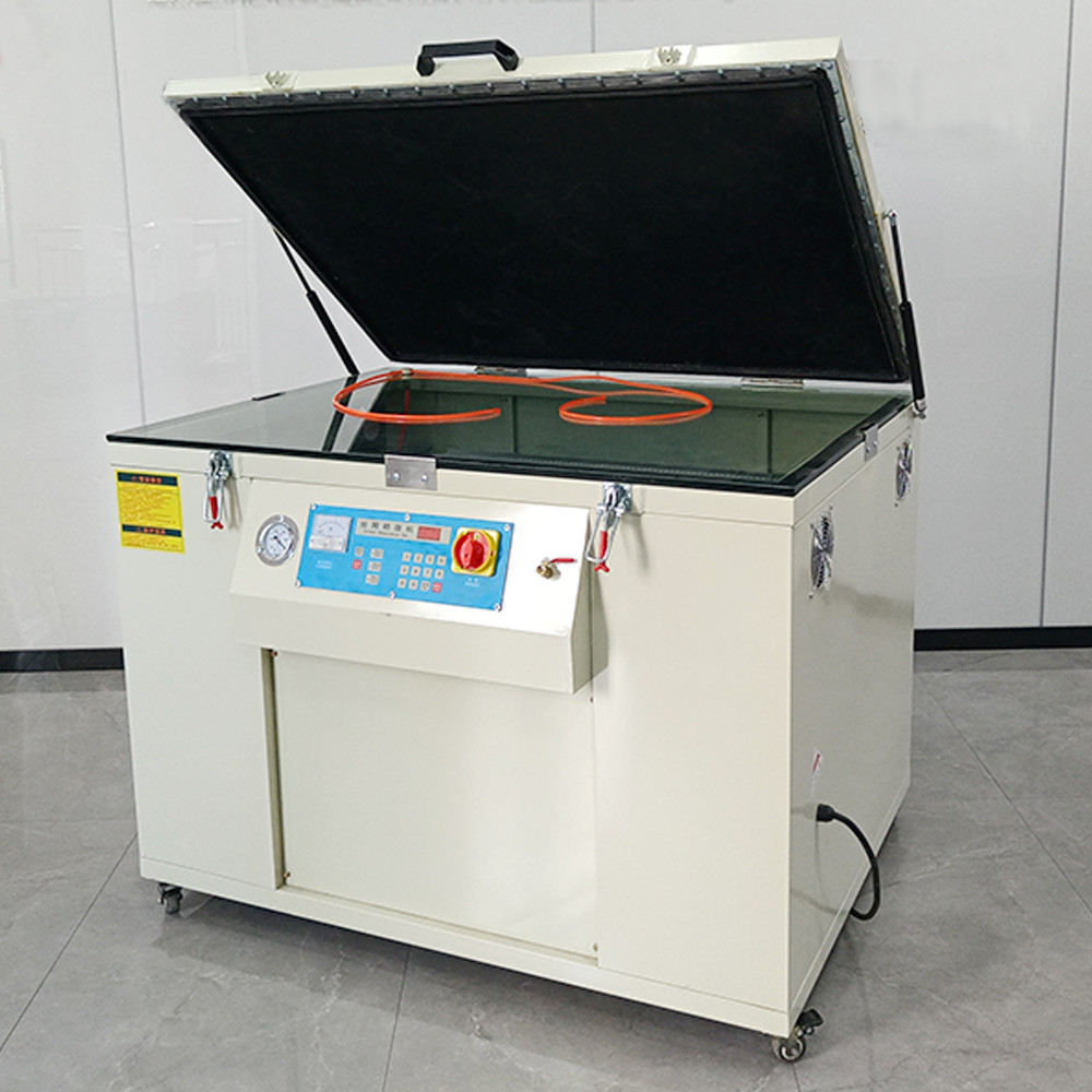 A complete breakdown of the screen printing plate-making process: every step from screen to finished product is full of details.