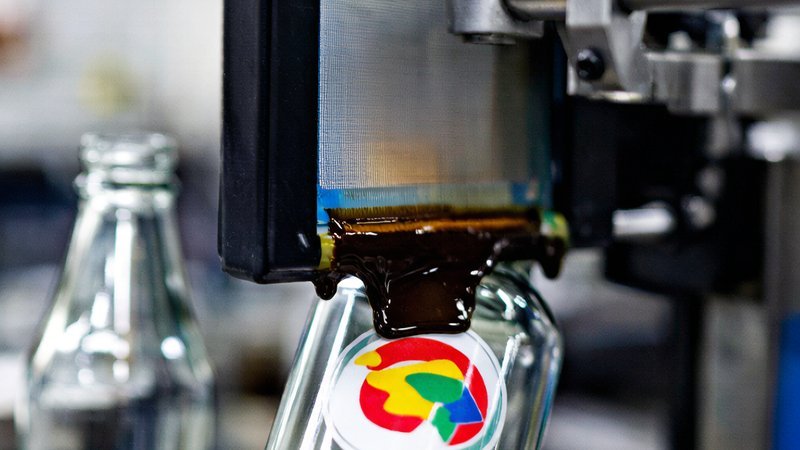 Bottle screen printing machine applying ink onto glass bottles