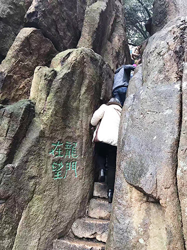Shanghai Qualitywell organized the climbing of Tianping hill 