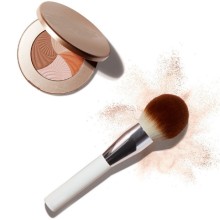 Advice on makeup brush use and cleaning in cold weather