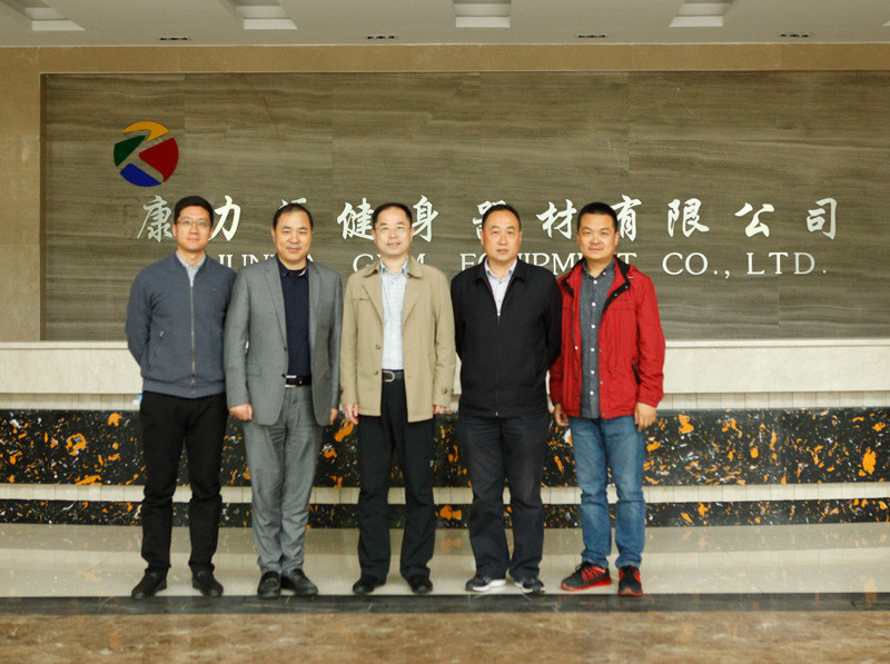 Uma visita de pesquisa a Junxia feita pela deligatiom da Xuzhou Sports Bureau