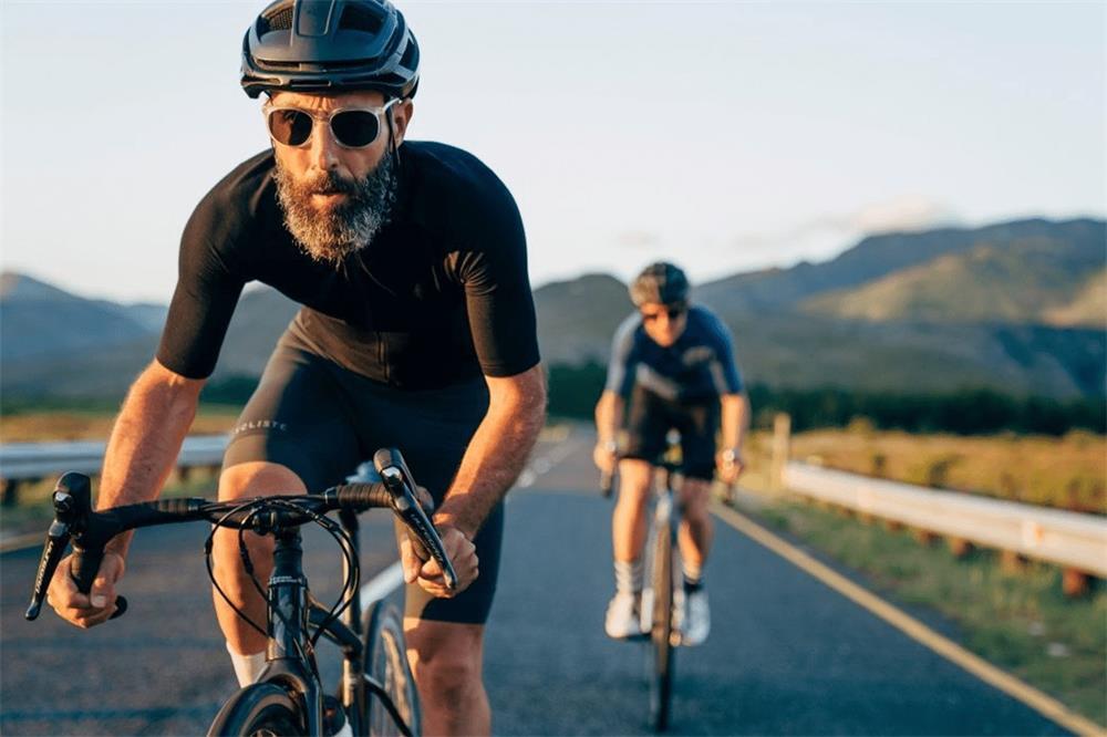 the factors to consider when choosing the right cycling clothing