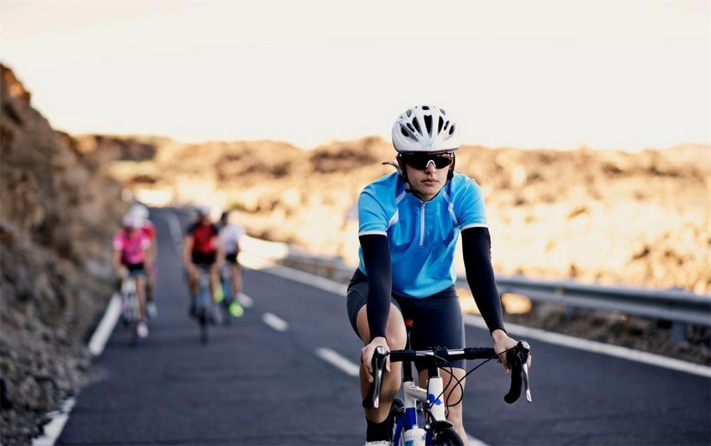 the characteristics of different fabrics for cycling clothes