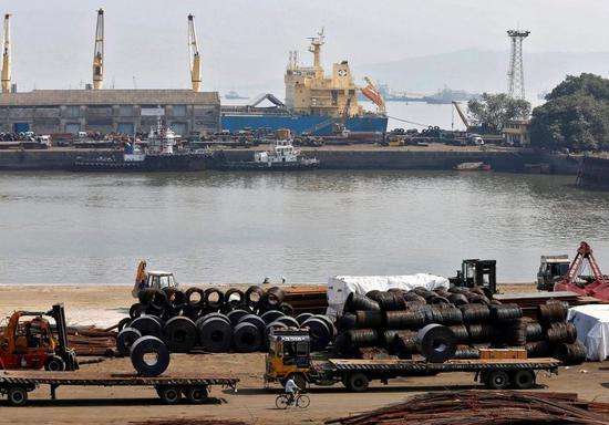 India considers increasing tariffs on steel to support the rupee exchange rate