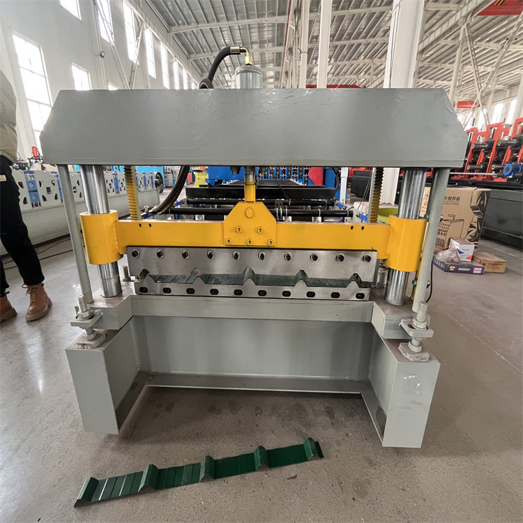 Roof roll forming machine