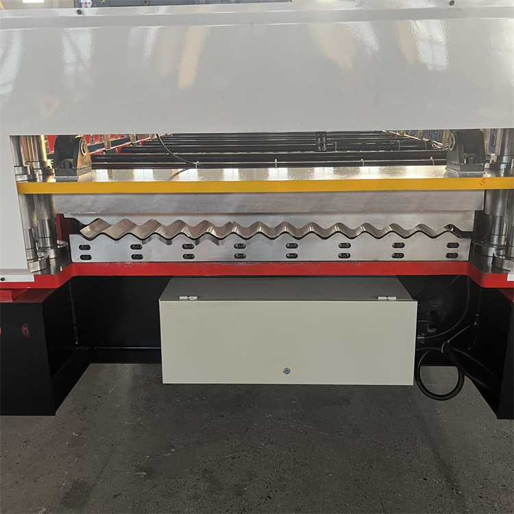 Roof roll forming machine
