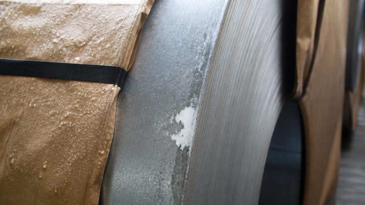 Condensation and light white rust risk on galvanized coil packaging during ocean shipping