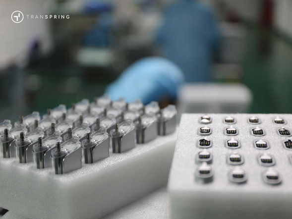 Primer plano de un dispositivo electrónico que muestra los detalles de precisión del hardware detrás de un vaporizador.
