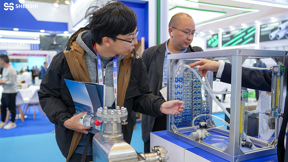 Size comparison: Shenshi microchannel system vs traditional carbon capture tower