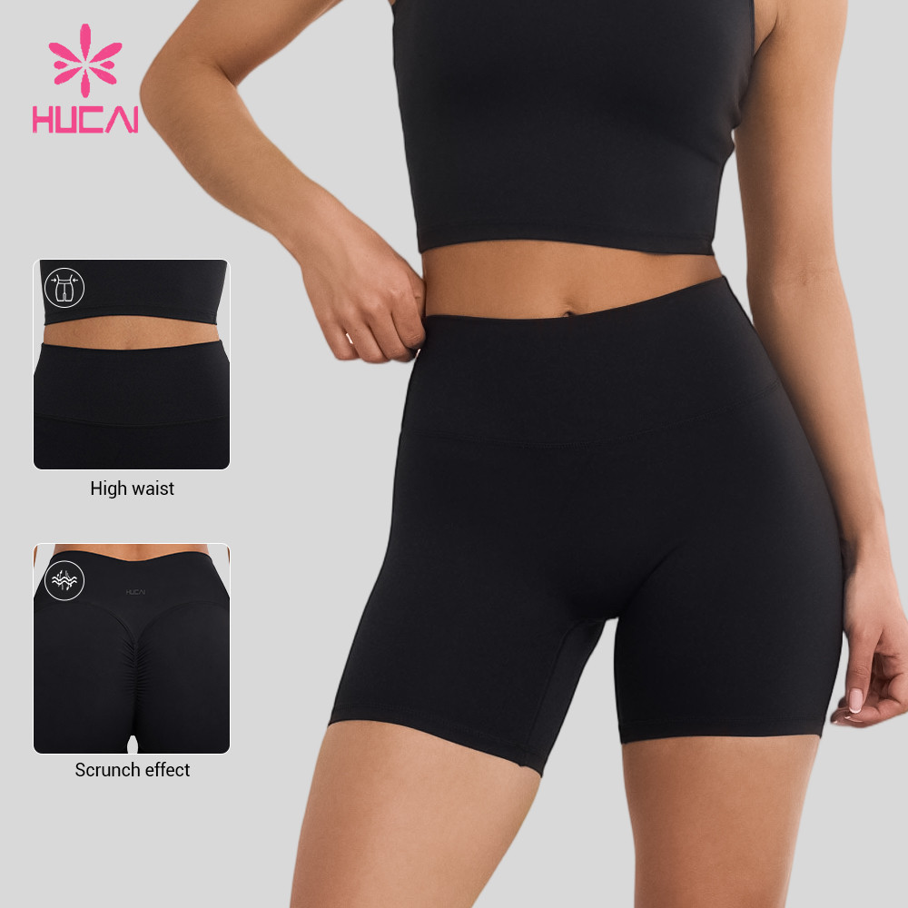 High waistband and hip yoke seam detail