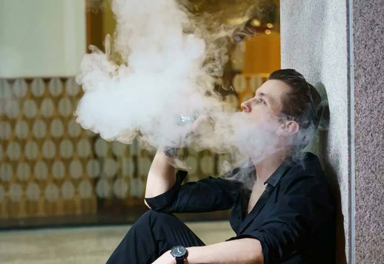 Pemerintah setempat meningkatkan tekanan pada vapers AS, sementara merokok terus turun