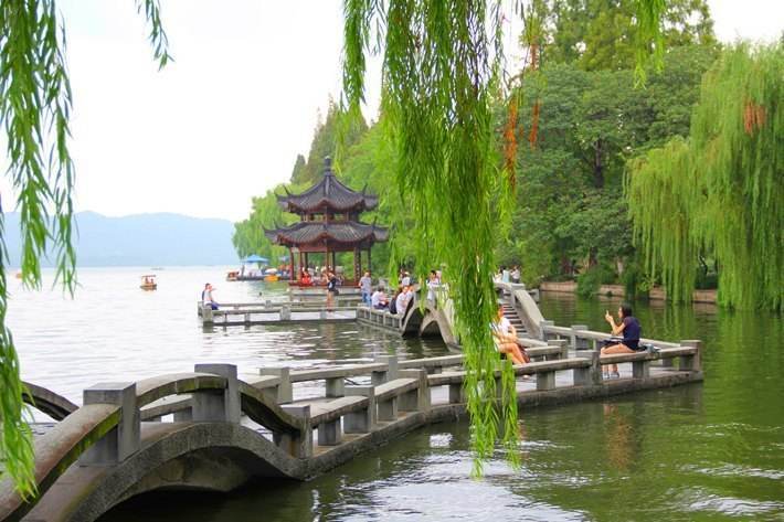 Enjoy the West Lake Scenery