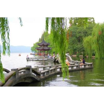 Enjoy the West Lake Scenery