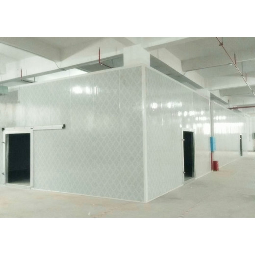 Première étape de refroidissement lors de l'installation de la chambre froide