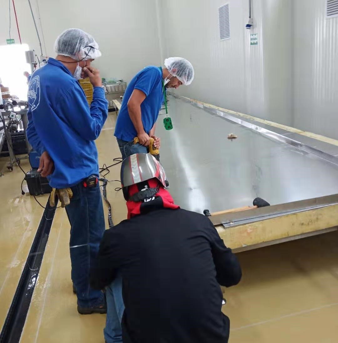 Los primeros ingenieros de la cadena de frío en Colombia instalaron con éxito un túnel congelador de 200 kg / H