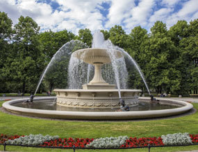 Садовый природный каменный фонтан