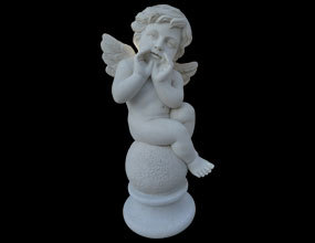 Яркая статуя ангела-мрамора