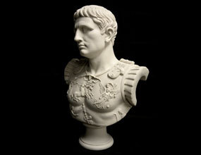 تمثال من الرخام لأوغسطس قيصر