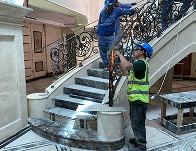 Escalera curva bajo instalación por el equipo de PFM