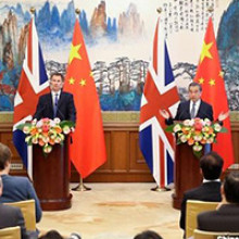 Chinese, British top diplomats reaffirm willingness to strengthen ties