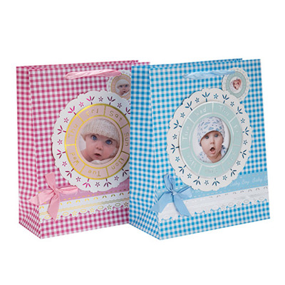 Sac de cadeau de papier de conception spéciale faite sur commande de bébé d'impression avec l'étiquette de coup avec la taille différente avec 2 conceptions assorties dans l'emballage de Tongle