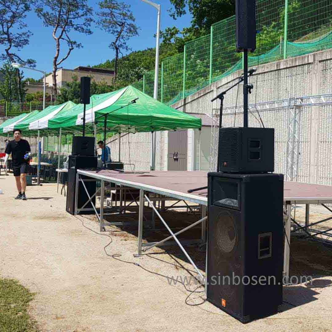 Usando o amplificador de potência digital K-1200 no evento, muito poderoso