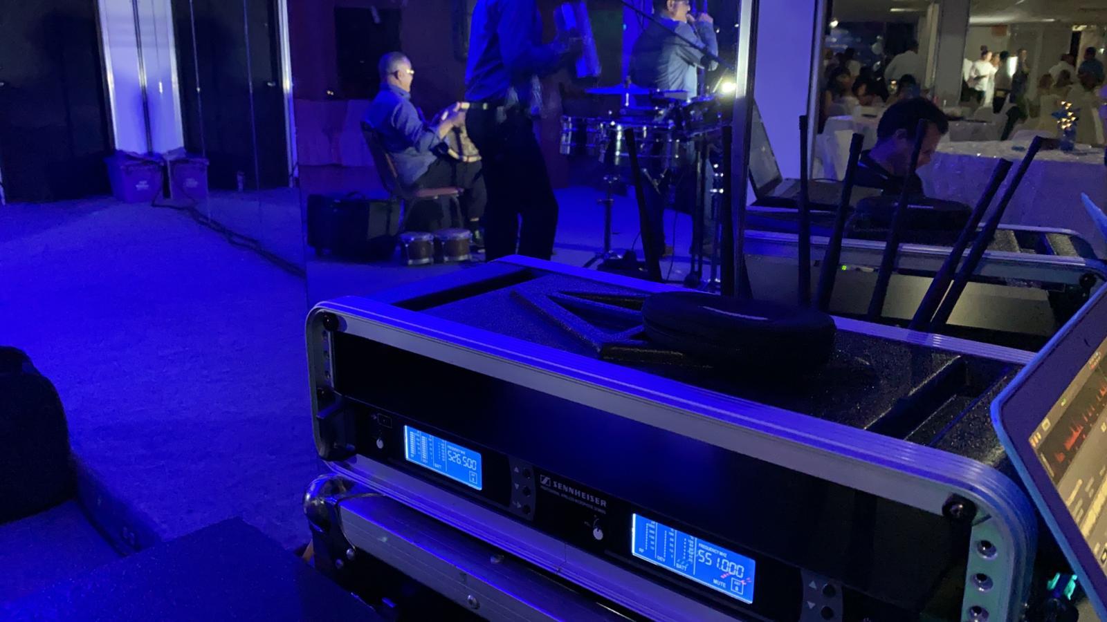 Guatemalan: SKM 9000 wireless microphone system in a banquet