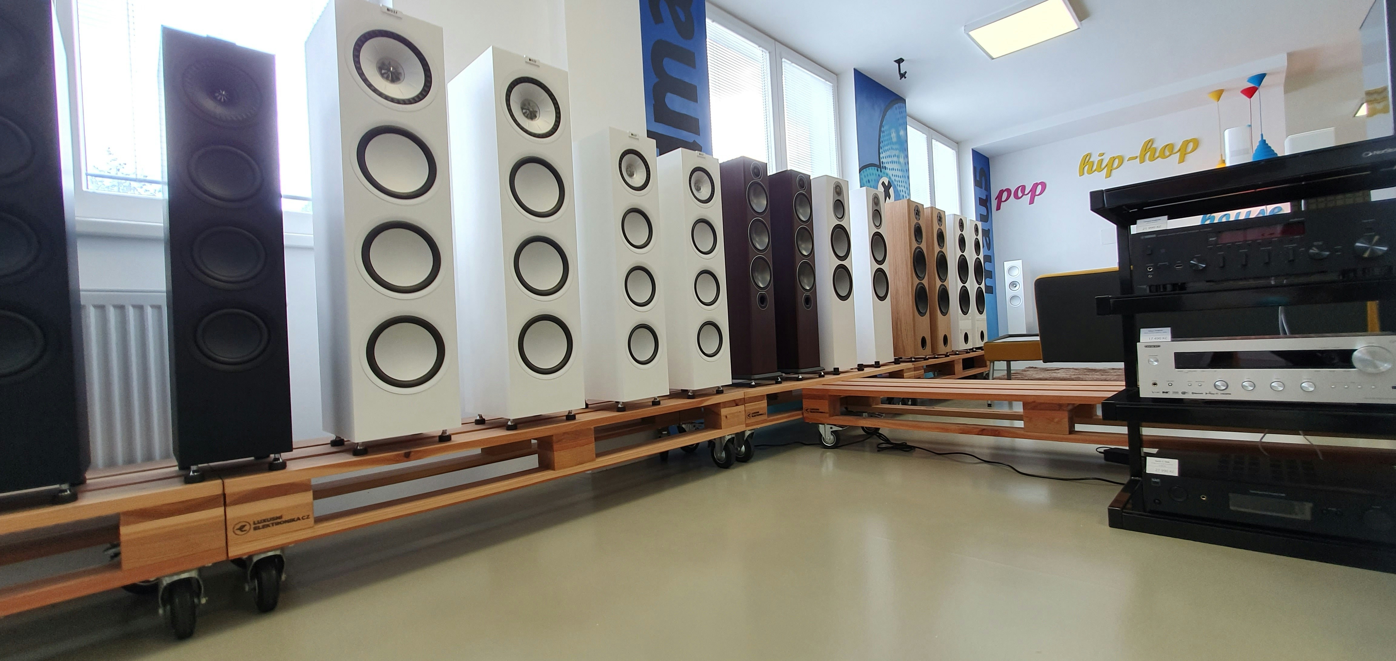 dBTechnologies VIO L210 Line Array in White A ground-stacked array of white dBTechnologies VIO L210 speakers