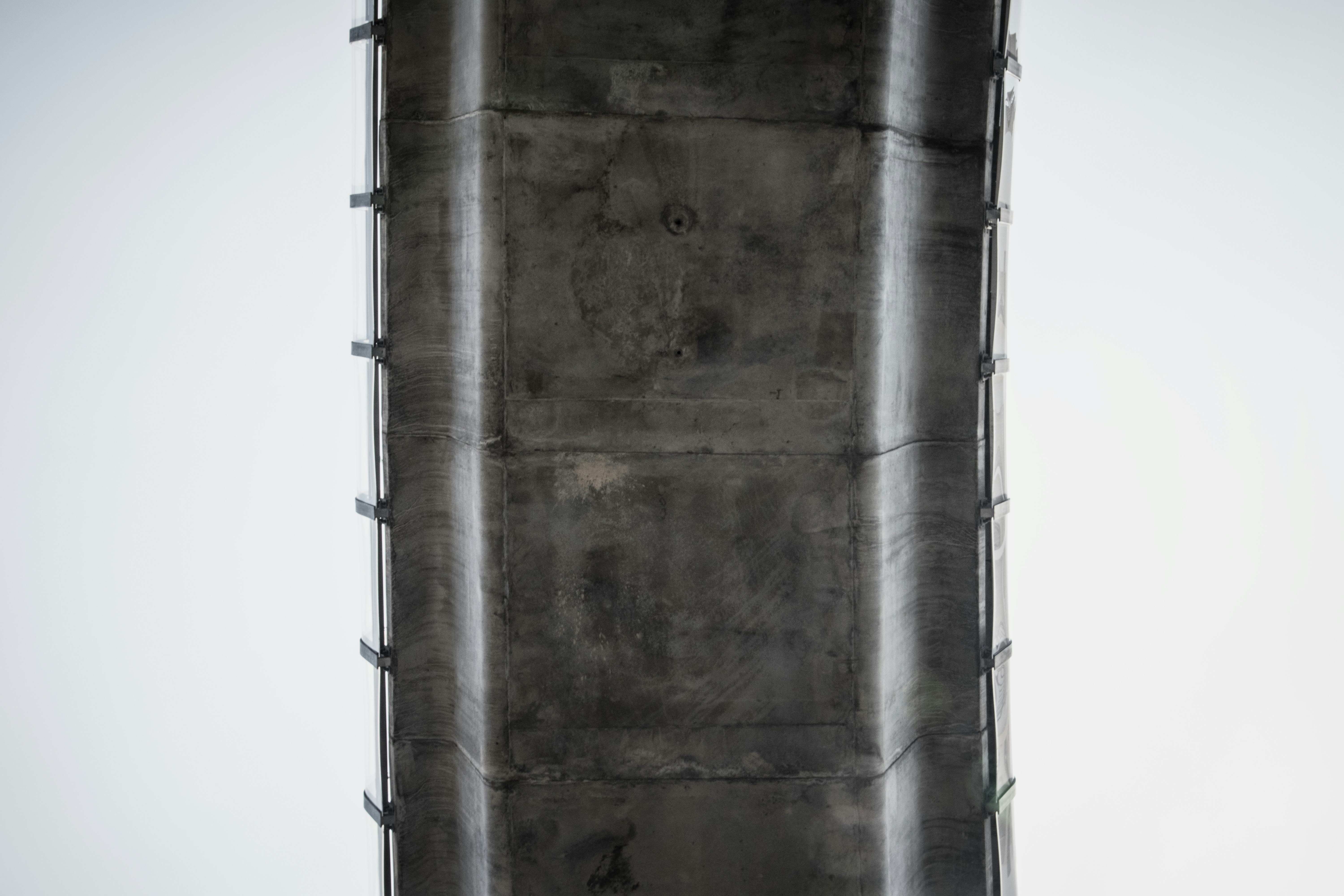 JBL VRX932LAP Ground Stack A stack of JBL VRX932LAP speakers on a subwoofer pole