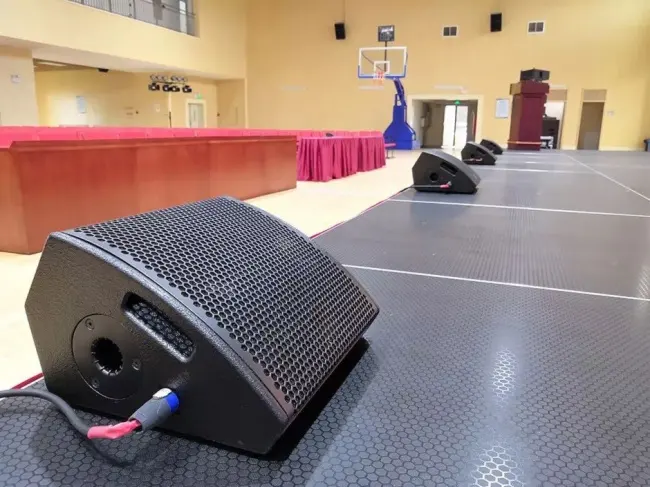 Difference between stage monitor speaker and line array speaker